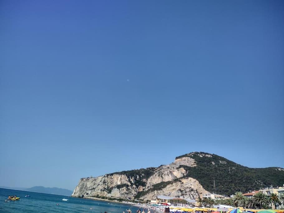 Silver Sands Finale Ligure - Traditional Apartment - 4 Beds & Terrace By The Beach Dış mekan fotoğraf